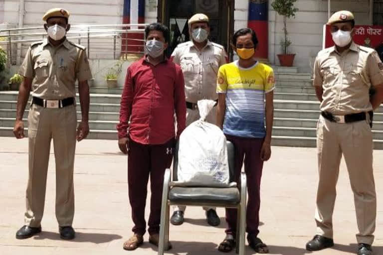 Sadar Bazar Police arrested two liquor smugglers in delhi