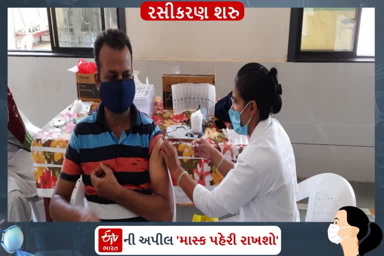 મોરબીના રવાપર ખાતે ભાજપ દ્વારા આયોજિત કેમ્પમાં 900 નાગરિકોએ રસીનો બીજો ડોઝ લીધો