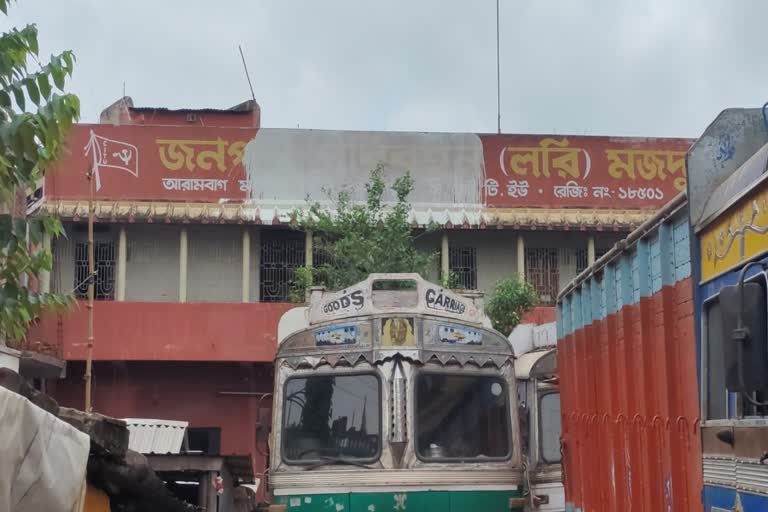 আরামবাগে লরি ইউনিয়ন অফিস দখলের অভিযোগ তৃণমূলের বিরুদ্ধে ৷