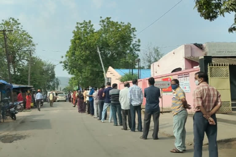 social-distance-failed-at-vaccination-centre-in-Deogarh