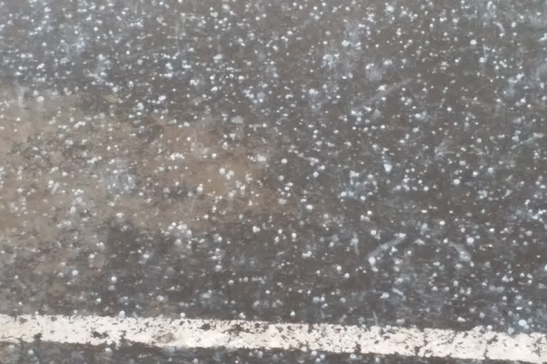 Hailstone fell after rain in Hazaribagh