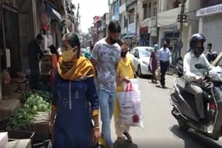 Heavy crowd in the market for daily shopping in Palampur