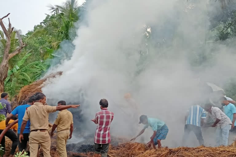 ಸಿಡಿಲಿಗೆ ಹುಲ್ಲಿನ ಬವಣೆಗೆ ಬೆಂಕಿ: ಲಕ್ಷಾಂತರ ರೂ ನಷ್ಟ