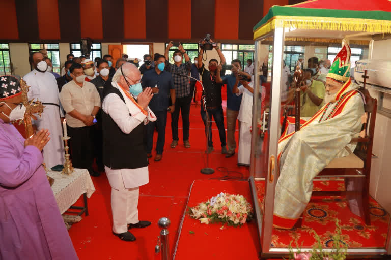 Mar Chrysostom  Governor  last respects  മാര്‍ ക്രിസോസ്റ്റം വലിയ മെത്രാപ്പൊലീത്ത  ഗവര്‍ണര്‍  ആരിഫ് മുഹമ്മദ് ഖാന്‍