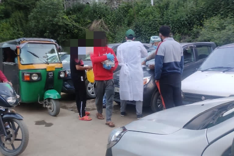 Srinagar-based couple delivering food to Covid patients