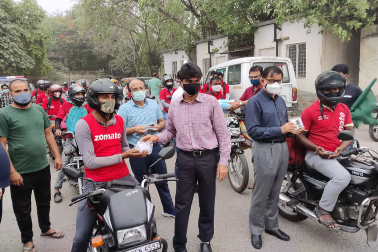 The medicine will be delivered door to door with the help of Zomato Riders_vis_up_noida