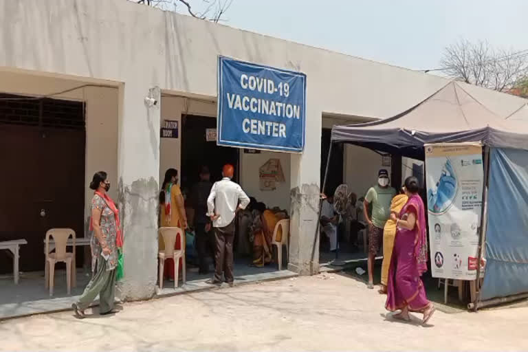 long queues at vaccination center nithari kirari