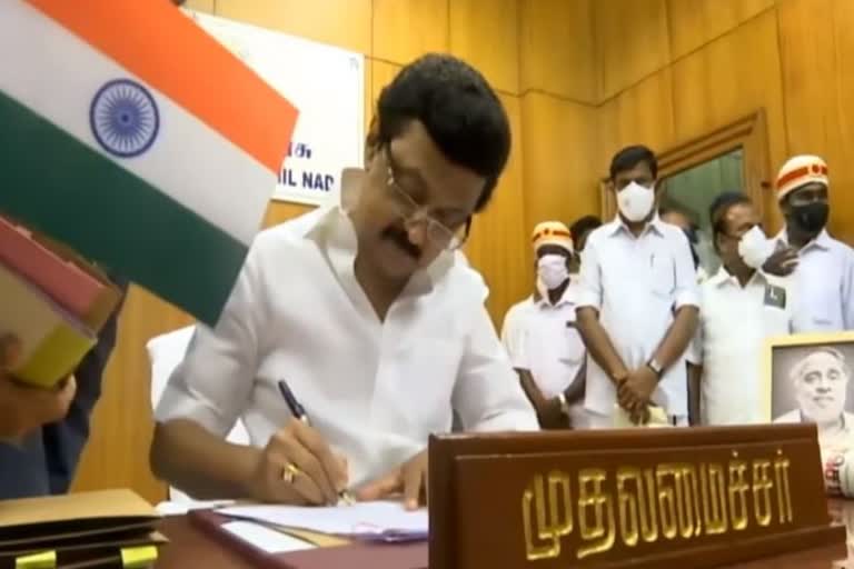 MK Stalin visit as Chief Minister to Secretariat, mk stalin signed first file as tamilnadu cm, முதல் கோப்பில் கையெழுத்திட்டார் முதலமைச்சர் ஸ்டாலின், ஸ்டாலின் கையெழுத்திட்ட திட்டங்கள்