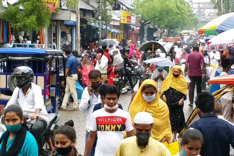 coustomer-gathered-in-market-for-eid-shoping