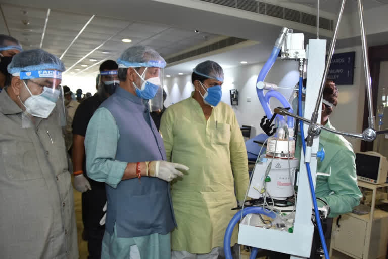 CM Tirath Singh inspects covid Care Center in Raipur