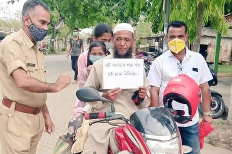 গোলাঘাটত মাস্ক পৰিধান নকৰা লোকৰ ডিঙিত প্ৰশাসনে ওলোমালে ফলক