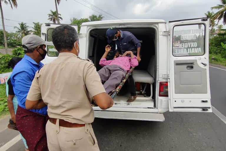 The Injured in the road accident waited for an ambulance for 45 minutes  റോഡപകടത്തിൽ പരിക്കേറ്റവർ  ആംബുലൻസ്  പൊലീസ് കൺട്രോൾ റൂമിൻ്റെ വാഹനത്തിന് സമീപം  നീണ്ടകര റോഡപകടം