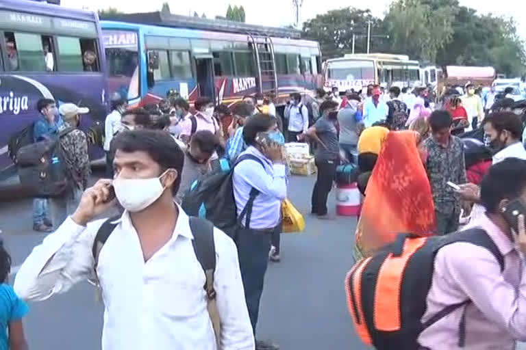 Migrant workers reached Hatia station from Surat