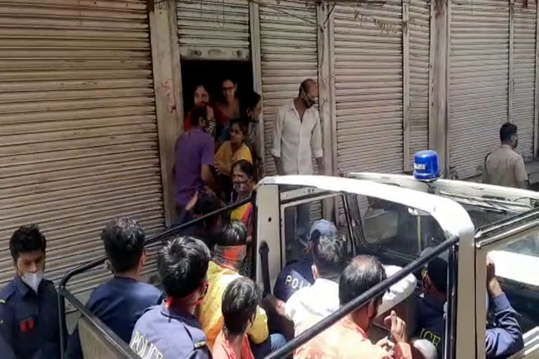 घर के बाहर युवक को पकड़ा ,  Women were freed बांसवाड़ा समाचार,  Red Alert Jan anushasan pakhwara Action , Caught a young man outside the house,