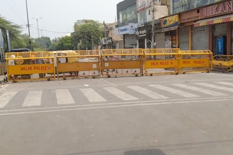 delhi police sealed  main road of chhatarpur