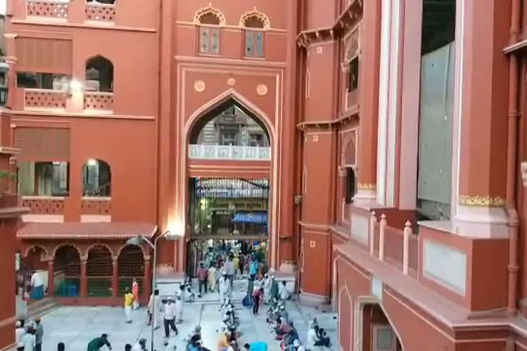 strict implementation of covid protocol in nakhuda masjid kolkata