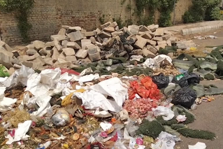 a-garbage-dump-near-the-main-road-in-satbadi-south-delhi