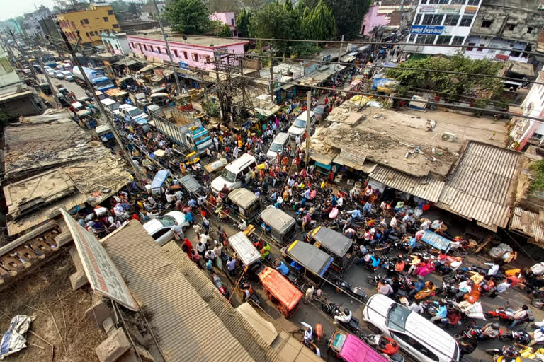 लॉकडाउन के नियमों की खुलेआम उड़ रही हैं धज्जियां