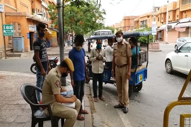 जयपुर पुलिस ने बाहर घूमने वालों को काटे चालान, Jaipur Police cut out challan for those who roam outside