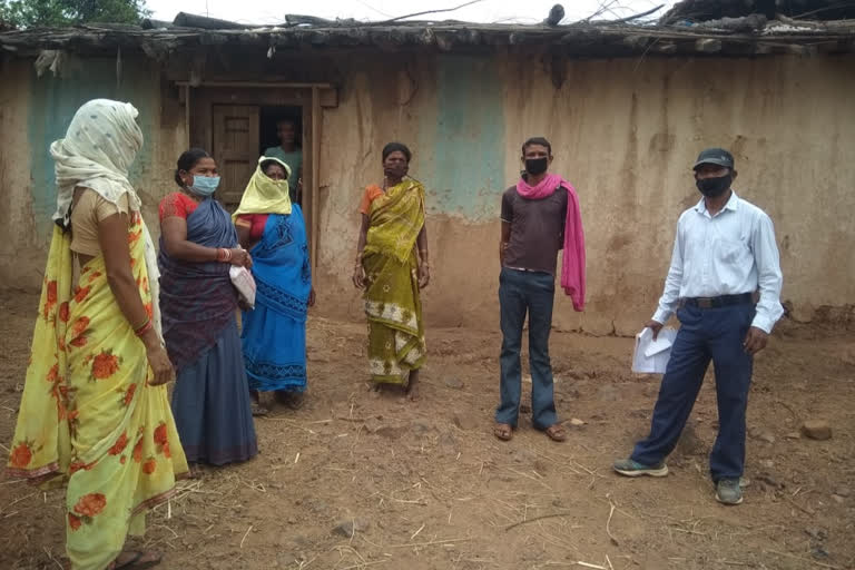 Anganwadi workers are distributing ready to eat food