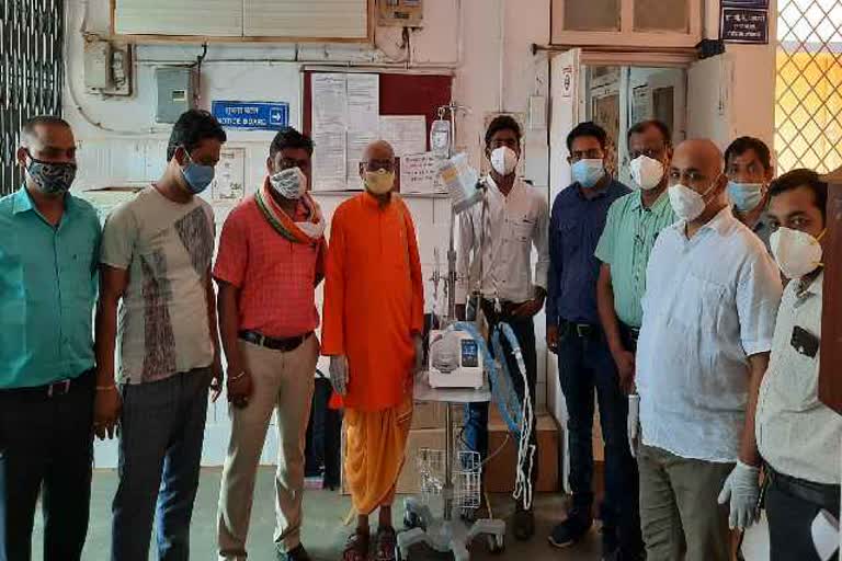 retired teacher in bemetra donated mini ventilator