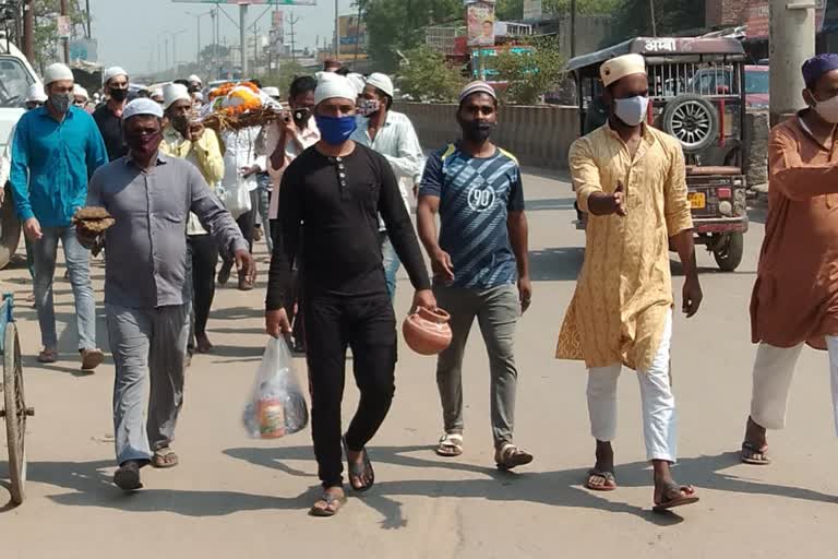 muslims-bring-bier-of-a-hindu-woman-for-funeral-in-ghaziabad