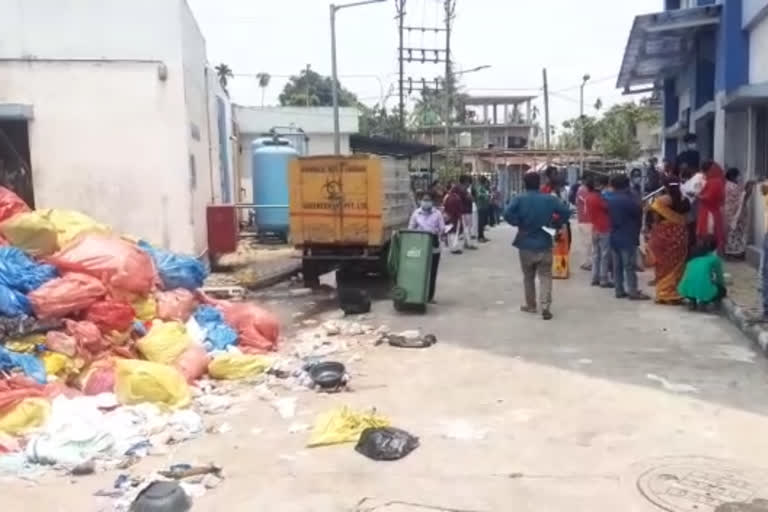 জলপাইগুড়িতে হাসপাতালের বর্জ্য থেকে ছড়াচ্ছে দুর্গন্ধ, সমস্যায় রোগীরা