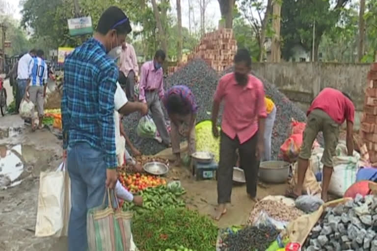 বজাৰ সমিতিয়ে বন্ধ কৰাৰ পিচতো পদ-পথত ব্যৱসায়ীয়ে খুলিলে দোকান