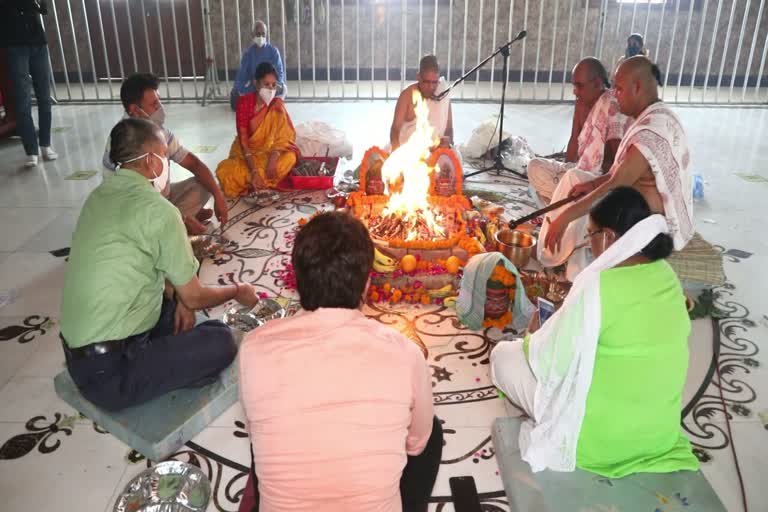 havan-poojan-organized-for-corona-warriors-at-iskcon-temple-in-dwarka