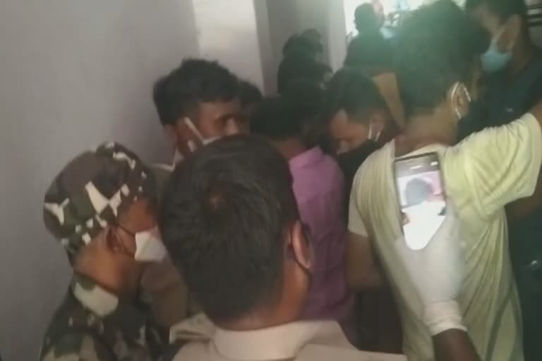 customers locked in a shop