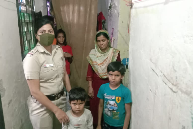 delhi police found missing two minor children and safely handed over to their parents