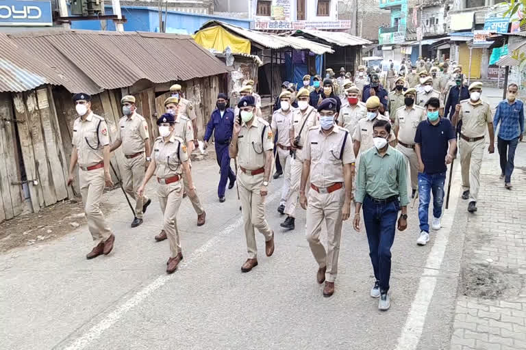 डीग में पुलिस ने निकाला फ्लैग मार्च, Police do flag march in Deeg of bharatpur