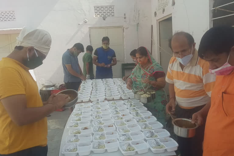 Distribution of food packets in Jaipur, Late Vimala Devi Charitable Trust