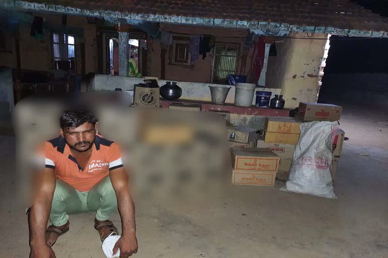 डूंगरपुर के घर से मिला अवैध अंग्रेजी शराब, Illegal English liquor found from Dungarpur house