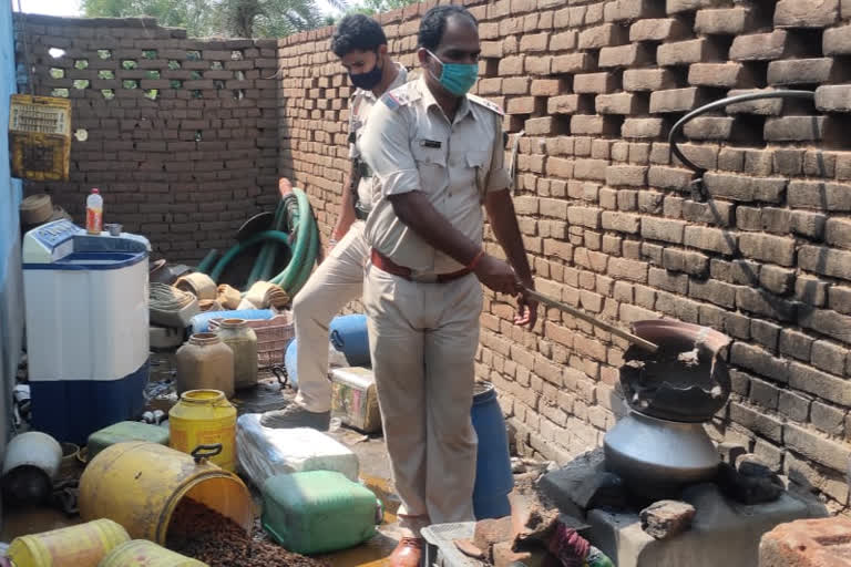 Police destroyed illegal liquor Bhatti in godda