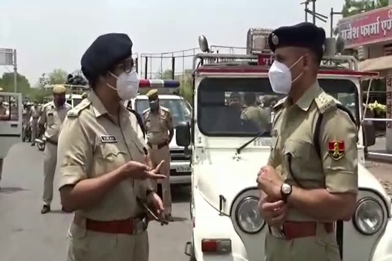 पुलिस ने निकाला फ्लैग मार्च, Police took out flag march