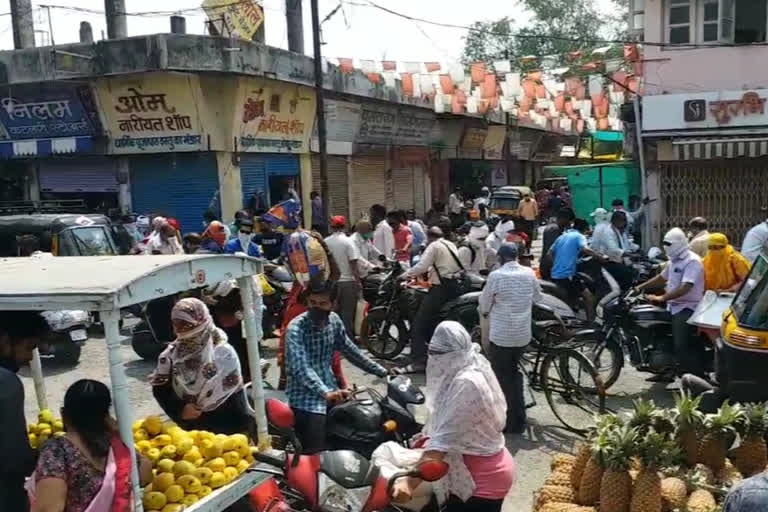 peoples crowed for purchasing vegitables in akola