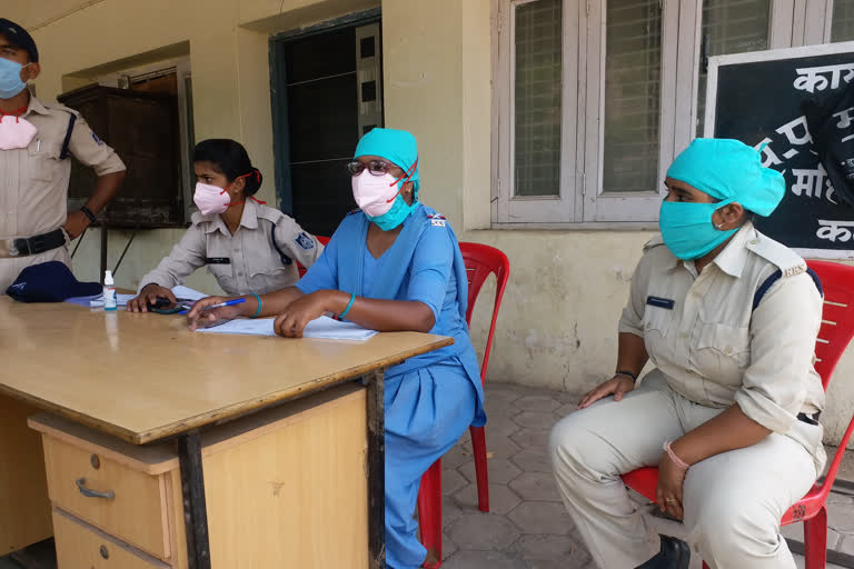 Women policemen performing duty during pandemic in katni