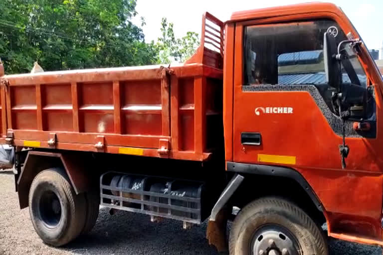 ലോക്ക്ഡൗണ്‍  മലപ്പുറം  ടിപ്പർ ലോറി  Malappuram  Lockdown  Sand smuggling