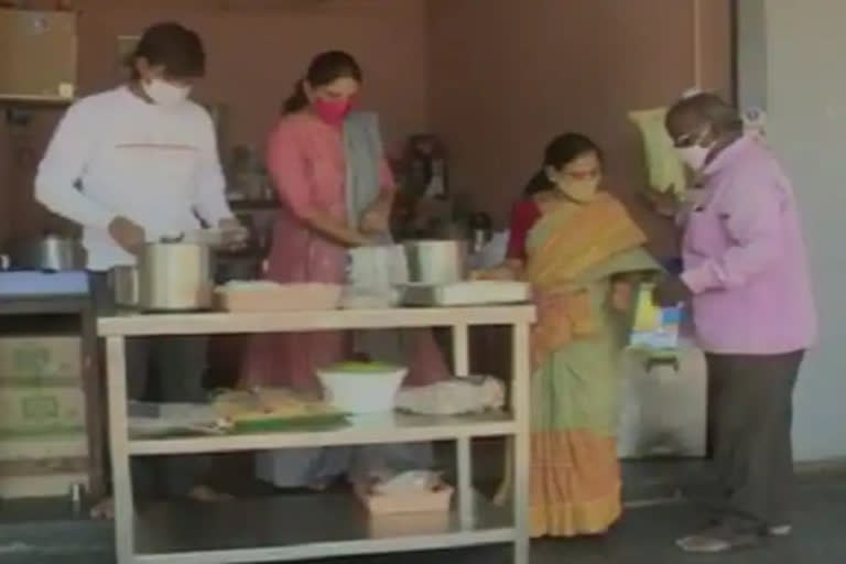 Couples making free food facility for corona infected people in Raichur