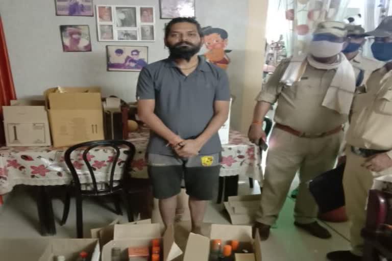 police seized 59 liters of liquor from wine smuggler in indore