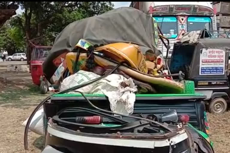 auto-collides-with-container-in-dhar-one-child-killed-4-injured