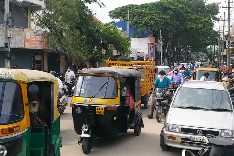 Curfew violations fine, Curfew violations fine on 318 vehicles, Curfew violations fine on 318 vehicles in Shivamogga , Shivamogga news, Shivamogga curfew news, ಕರ್ಫ್ಯೂ ನಿಯಮ ಉಲ್ಲಂಘನೆ, ಕರ್ಫ್ಯೂ ನಿಯಮ ಉಲ್ಲಂಘನೆ ದಂಡ, 318 ವಾಹನಗಳ ಮೇಲೆ ಕರ್ಫ್ಯೂ ನಿಯಮ ಉಲ್ಲಂಘನೆ ದಂಡ, ಶಿವಮೊಗ್ಗದಲ್ಲಿ ಕರ್ಫ್ಯೂ ನಿಯಮ ಉಲ್ಲಂಘನೆ ಸುದ್ದಿ,