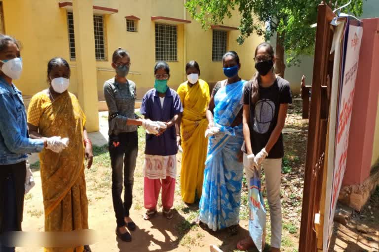 Youth team in Kollegal Distributing food to Poor people