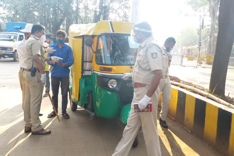 Auto sized, Auto sized by belagavi police, Belagavi police news, ಆಟೋ ಸೀಜ್​, ಆಟೋ ಸೀಜ್​ ಮಾಡಿದ ಬೆಳಗಾವಿ ಪೊಲೀಸ್​, ಬೆಳಗಾವಿ ಪೊಲೀಸ್ ಸುದ್ದಿ,