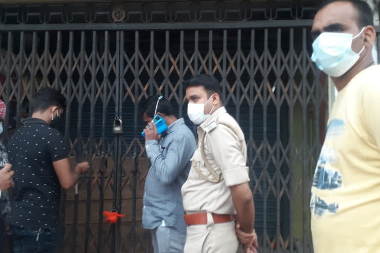 lockdown violation in ranchi, cloth store sealed