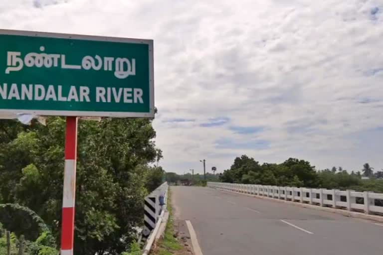 தீவிர சோதனையில் ஈடுபடும் போலிசார் - வெறிச்சோடிய சாலைகள்