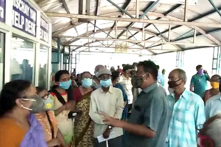 Vaccine recipients protest at Durgapur hospital for not getting the second dose