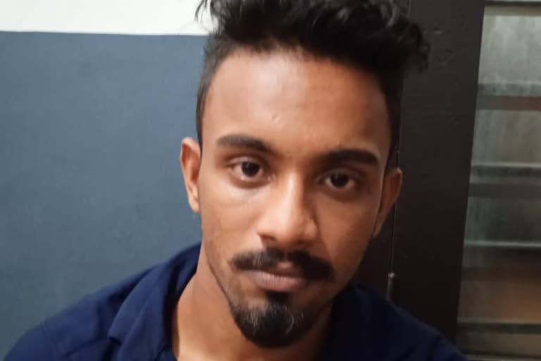 young man was arrested after he attacked police during vehicle search  young man  വാഹന പരിശോധന  പൊലീസിനെ ആക്രമിച്ച് യുവാവിനെ അറസ്‌റ്റ് ചെയ്തു  പൊലീസിനെ ആക്രമിച്ച് യുവാവ് അറസ്റ്റിൽ