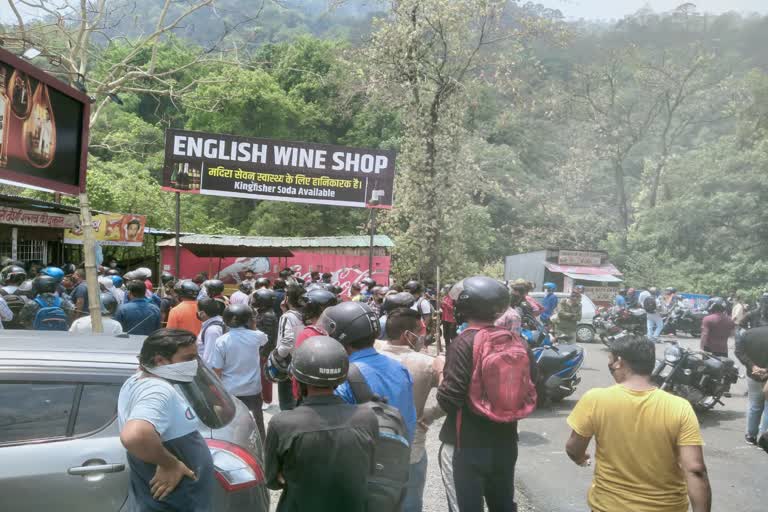 viral-video-of-crowd-thronging-liquor-shops-in-bhujiaghat-area